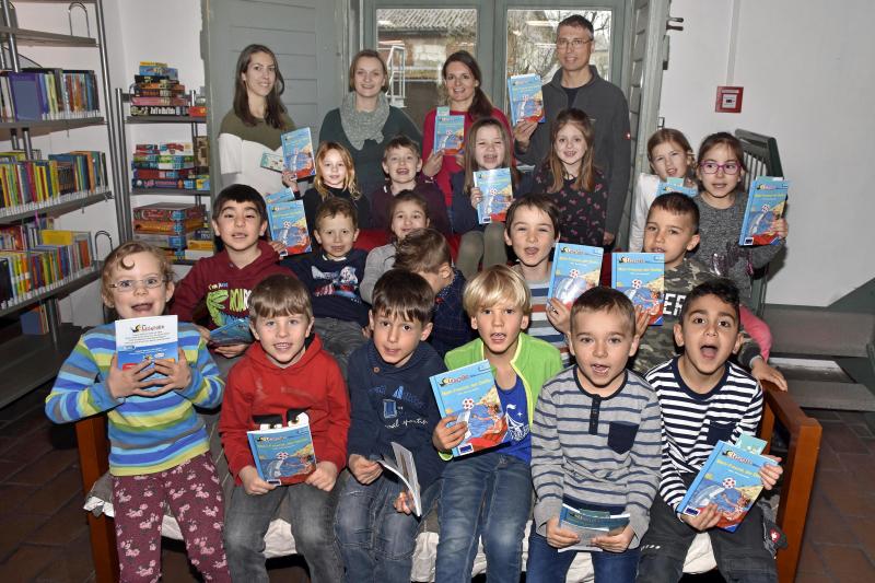 Große Augen gab es bei den Schülerinnen und Schülern der Klasse 1c der Grundschule Nord zum Abschluss des Besuchs der Stadtbibliothek in der Aumühle. Jedes Kind bekam sein eigenes Exemplar des Lesebuchs „Mein Freund, der Delfin“ geschenkt. Ermöglicht wurde dies im Rahmen des Projekts „Erstlesebücher für Erstklässler“ der Stadtbibliothek, das von den Stadtwerken Fürstenfeldbruck unterstützt wird. 