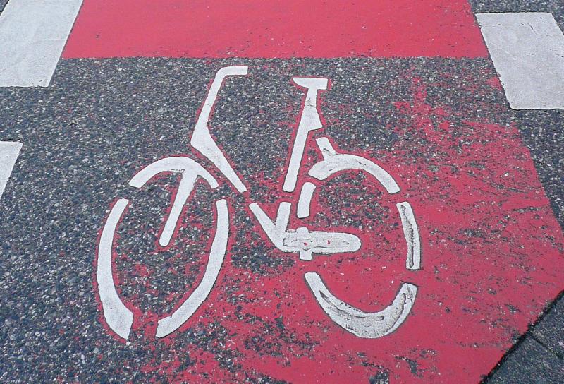 - Bereits am Karfreitag ereignete sich eine Kollision zwischen zwei Fahrradfahrern auf dem Planieweg in Puchheim mit der Folge, dass ein 8-jähriges Mädchen zunächst stürzte und dabei trotz getragenem Fahrradhelm eine Schädelprellung sowie mehrere Schürfwunden am Kinn und an den Armen erlitt. 