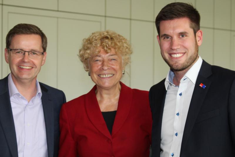 Eigentlich hatte die Gilchinger SPD im Januar zum Neujahrsempfang geladen und sich auf einen tollen Abend mit der Politikwissenschaftlerin und ehemaligen Kandidatin für das Amt der Bundespräsidentin, Prof. Dr. Gesine Schwan, gefreut. Auf Grund massiver Schneefälle musste der Neujahrsempfang abgesagt werden, sodass diese Veranstaltung nun als Jahresempfang nachgeholt werden konnte. 