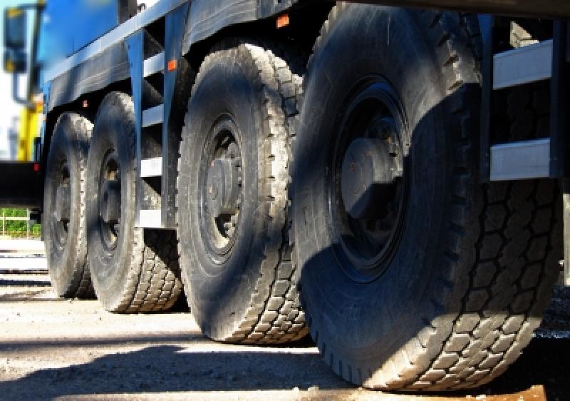Am Mittwoch 24.04.19 vormittags gegen 08.45 Uhr befuhr ein 34jähriger Lkw-Fahrer die BAB A 96 im Baustellenbereich zwischen den Anschlussstellen Oberpfaffenhofen und Gilching in Richtung München. Nach Angaben der eingesetzten Feuerwehr platzte ein Reifen des Anhängers aufgrund eines technischen Defektes und die schleifenden Reifenteile entzündeten sich. 