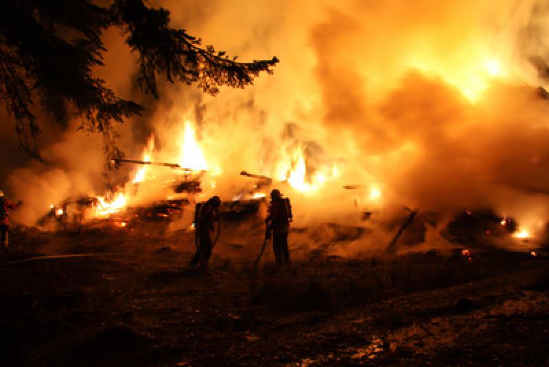 Am Sonntag, den 14.04.2019, brannte es in den Nachmittagsstunden in einem Waldstück zwischen Gernlinden und Überacker. Die Brandursache ist bislang unklar.