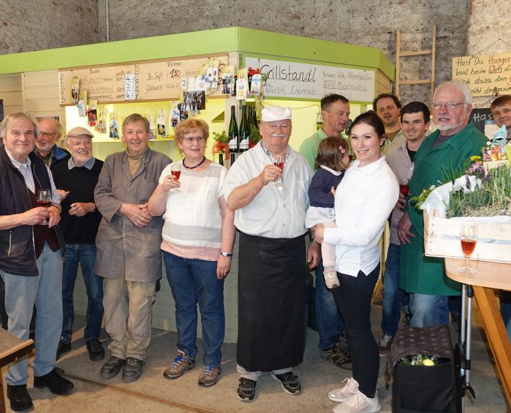 Von der ersten Stunde an, waren Marianne und Peter Weh, vom Hasenhof in Albertshofen, Gemeinde Moorenweis am Brucker Bauernmarkt beteiligt. Marianne Weh war lange Jahre auch Mitglied im Vorstand der Bauernquelle. Auf dem Markt hat sie Marmeladen, Säfte, sowie Hasen- und Wildprodukte verkauft. Peter Weh hat über sehr viele Jahre die Grillhütte im Bauernmarkt betrieben.