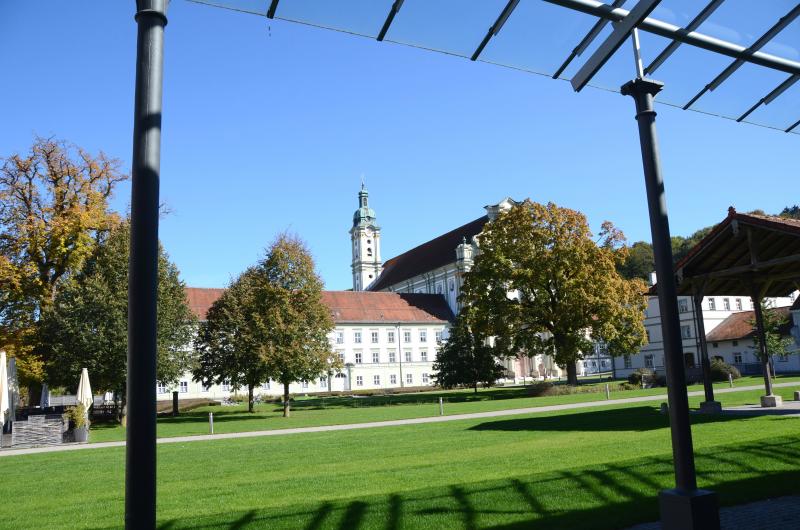 Im Gespräch bleiben und gemeinsam Heimat gestalten, obwohl die Polarisierung in der öffentlichen Debatte zunimmt und Lebensentwürfe vielfältiger werden – dazu möchte die Kirche einen Beitrag leisten. Deshalb lädt das Erzbistum München und Freising alle Interessierten am Dienstag, 9. April, um 19 Uhr zu einem Gesprächsforum in das Veranstaltungsforum Fürstenfeld (Säulensaal) in Fürstenfeldbruck ein. 