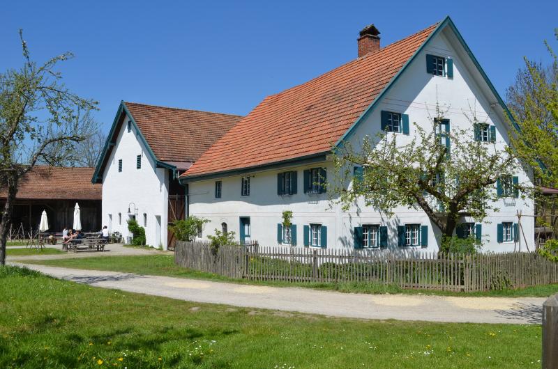 Bis auf eine gewisse Rückläufigkeit bei den Aktionstagen im Vorjahr, einem Virus auf dem Hühnerhof und dem Schneechaos Anfang Februar beim Lichtmessmarkt blickt man laut stellvertretendem Landrat Johann Wieser und Museumsleiter Dr. Reinhard Jakob beim Bauernhofmuseum Jexhof auf ein überaus erfolgreiches 2018 zurück. 