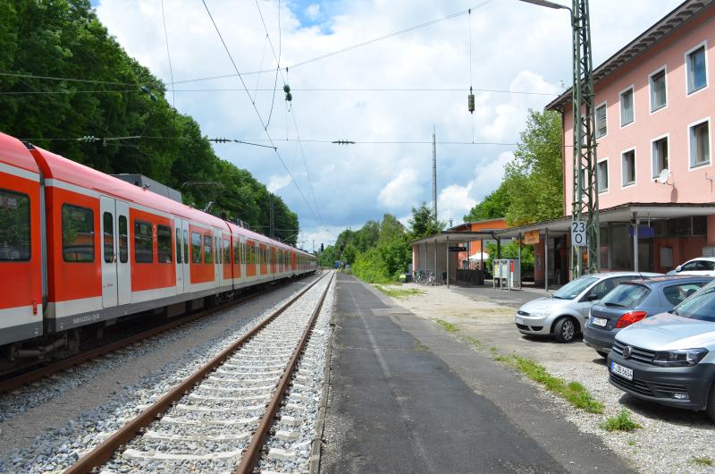 Aufgrund steigender Bevölkerungszahlen stößt der Schienenverkehr auch in der Kreisstadt  und der gesamten Region an seine Kapazitätsgrenzen. Die Bayerische Staatsregierung sieht gemeinsam mit dem Bayerischen Landtag ein umfassendes Entwicklungsprogramm für den Bahnausbau in der Region München vor. Es ermöglicht in verkehrlich sinnvollen Schritten eine zukunftsfähige Ausgestaltung des gesamten Schienenpersonennahverkehrs. Der S-Bahn-Entwicklung kommt dabei eine Schlüsselrolle zu.