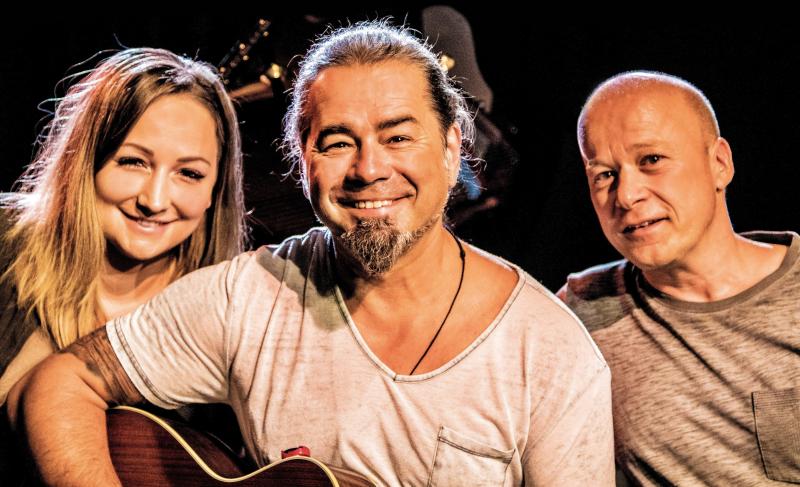 Zum Abschluss der Saison 2018/19 ist bei MUSIK IM RATHAUS in Gilching ein ganz besonderes Konzert zu erleben: Alfons Hasenknopf steht für eine ganz besondere Art von Mundartpop - kaum ein anderer versteht es so gut, das Urjodeln mit moderner Musik zu verknüpfen und die Bergwelt mitten in den Raum zu zaubern.