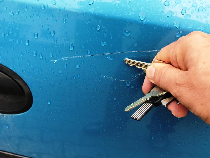 Unfallfluchten sind für viele Autofahrer ein Kavaliersdelikt, ein anderes Auto beim Ausparken anzufahren ohne die Polizei zu verständigen oder davon auszugehen, dass es schon keiner mitbekommen bzw. gesehen hat, stellt für die Verursacher oft kein Problem dar. Ein besonders dreister Fall einer Unfallflucht trug sich am vergangenen Dienstag, den 23.04.19  in der Tristanstraße zu.