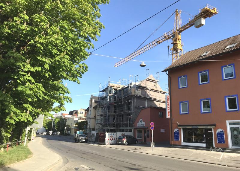 Der Neubau an der Schöngeisinger Straße 62 wird an das Fernwärmenetz angeschlossen. Zuvor sind durch die Stadtwerke die entsprechenden Leitungen zu verlegen. Dies macht eine komplette Sperrung der Straße zwischen der Kapuziner- und Puchermühlstraße vom 29. April bis 10. Mai erforderlich. 