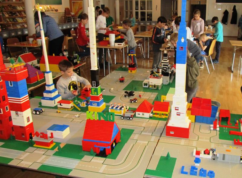 Im Rahmen des Ferienprogramms der Stadt Germering wurde in der Freien evangelischen Gemeinde in der Woche vor Ostern wieder eine Stadt aus Legosteinen gebaut. Den 38 acht- bis elfjährigen Baumeistern standen dabei über 800 Kilogramm Legosteine zur Verfügung, die sie kreativ miteinander kombinieren konnten, so dass eine bunte und vielfältige Stadt entstand.