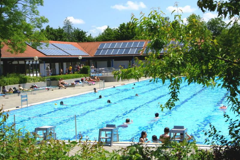 Das Freibad Mammendorf startet am 01.05.2019 um 10:00 Uhr in die Badesaison 2019. Die Mitarbeiter des Bades haben das gute Wetter im April genutzt, um das Bad den Gästen nun in seiner vollen Schönheit präsentieren zu können. Saisonkarten können bereits am Samstag, den 27.04.2019, von 13:00 bis 17:00 Uhr im Freibad erworben werden. 