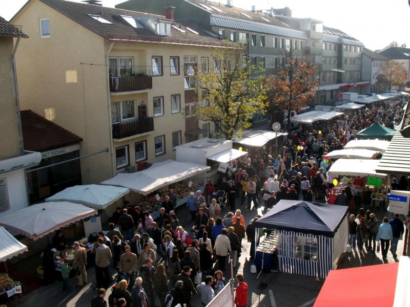 Die Stadt Olching möchte Sie am 5. Mai von 10.00 bis 18.00 Uhr ganz herzlich zum 71. Marktsonntag auf der Haupt- und Feursstraße einladen. Rund 170 Händler werden mit dem gewohnt vielfältigen Warenangebot anreisen. Der größte Teil von ihnen bietet schon seit vielen Jahren auf dem Olchinger Marktsonntag Waren an und bleibt somit den Stammkunden treu. 