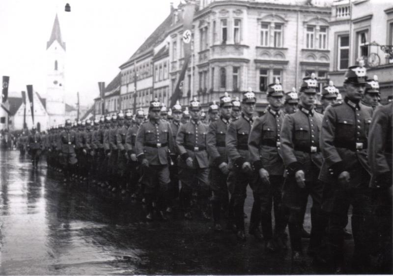 Der Bestseller „Täter auf der Schulbank“ von Dr. Sven Deppisch, erschienen im Tectum Verlag, dient als Vorlage für eine Ausstellung über die Polizeischule Fürstenfeldbruck im Nationalsozialismus. Die Ausstellung ist vom 4.4.2019 bis 7.7.2019 im Kunsthaus des Museums Fürstenfeldbruck zu sehen und ist ein Kooperationsprojekt des Museums mit der Hochschule der Bayerischen Polizei Fürstenfeldbruck.