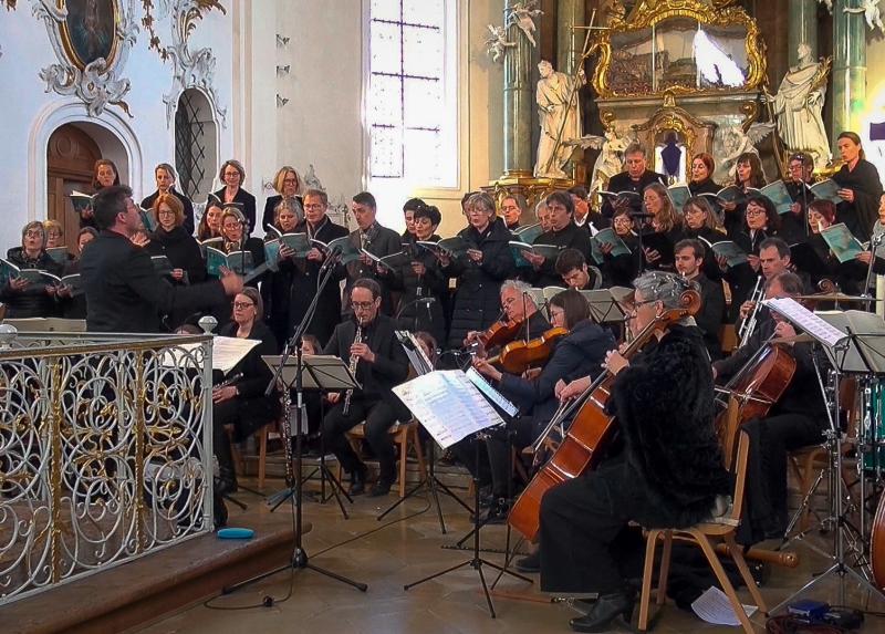 Gänsehaut pur – und das nicht wegen den stets eisigen Temperaturen in der Kirche St. Rasso in Grafath: Mit ihrem Konzert „Stabat Mater“ hat das außergewöhnliche Musikprojekt „Choriosum & Friends“ unter der Leitung von Martin Winterstein das Publikum restlos begeistert. 