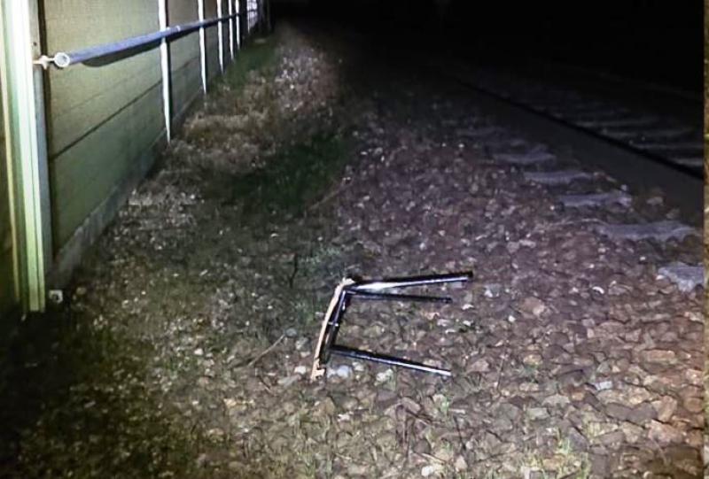 Zwei Jugendliche, die am Samstagabend einen Hocker ins Gleis gestellt hatten, und der vor einem Güterzug überfahren wurde, wurden von der Bundespolizei ermittelt. 