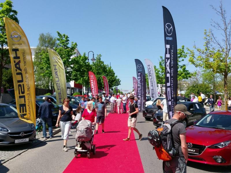 Der Marktsonntag mit parallel stattfindendem Autosalon bietet am 5. Mai wieder ein Ausflugsziel für die ganze Familie. Flanieren Sie auf dem roten Teppich des Autosalons und lassen Sie sich von den ortsansässigen Autohäusern zu den neusten Trends der Autoindustrie inspirieren und beraten.