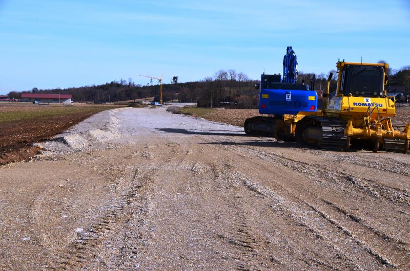 Nach der Winterpause wird wieder fleißig an der neuen Westumfahrung gearbeitet, damit diese termingerecht Ende 2019 fertig gestellt werden kann. Insbesondere der sog. „Röchnerknoten“ ist unter laufendem Verkehr umzubauen und wird künftig andere Dimensionen haben. Dabei gibt es mehrere Bauphasen: Die Bauphase ohne Verkehrsbeeinträchtigung ist noch bis 13. Mai für vorbereitende Maßnahmen. 