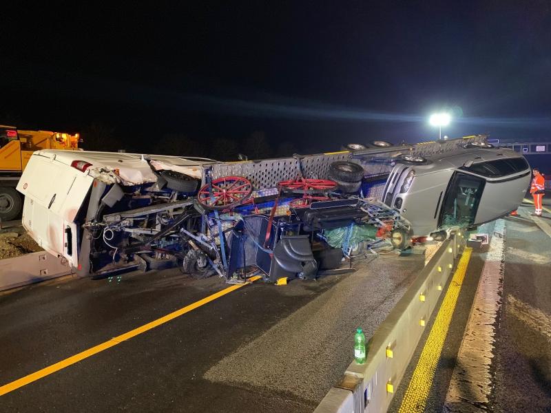 Polizei, Rettungsdienst und Feuerwehren aus Gilching, Geisenbrunn, Unter- und Oberpfaffenhofen sowie die Kreisbrandinspektion wurden Dienstagnacht um ca. 23 Uhr zu einem schweren Unfall auf der Autobahn A 96 im Bereich Gilching alarmiert. In der Meldung hieß es, dass eine Person im Auto eingeklemmt sei.