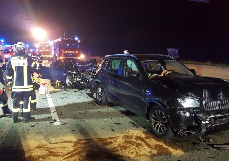 Auf der BAB 8 kam es am Abend des 13. April in Fahrtrichtung München zu einem Verkehrsunfall mit mehreren Fahrzeugen, als kurz vor der Abzweigung zur Eschenrieder Spange gegen 23 Uhr aus bisher ungeklärter Ursache drei Pkw, einer davon mit einem Anhänger, miteinander kollidierten.