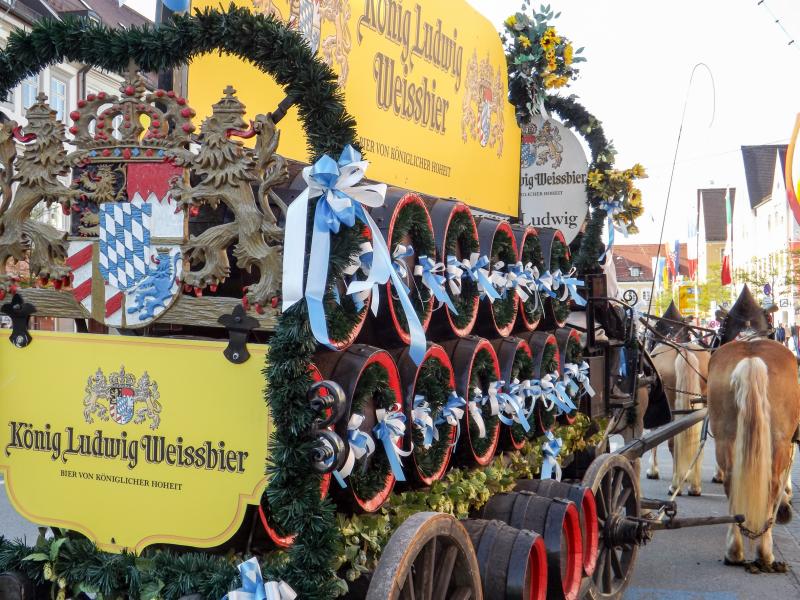 Passend zum Volksfest in Fürstenfeldbruck hat die König Ludwig Brauerei eine Überraschung parat: Zusammen mit 9 Ihrer Freunde bringt Sie die Brauerei zum Brucker Volksfest. Damit nicht genug, die König Ludwig Bierspezialitäten können Sie aus dem 1,0 Liter Exklusiv-Seidel mit bayerischer Raute genießen und bei einem reichhaltig gefüllten Brotzeitbrettl lässt sich das Fest am eignen König Ludwig Biertisch so richtig gut genießen.