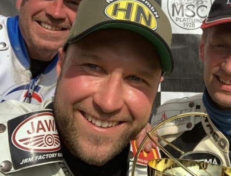 Egal ob beim Speedwayrennen um den 2. Opel AMZ Pokal in Leipzig oder beim Sandbahnrennen in Plattling, Martin Smolinski war weder in Leipzig noch in Plattling zu schlagen. Der Bayer beendete beide Rennen als Maximumsieger. Am Leipziger Cottaweg tut sich wieder was und beim Rennen um den 2. Opel AMZ Pokal in Leipzig war auch Martin Smolinski mit dabei!