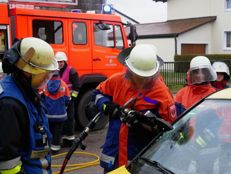 Die Übungseinsätze, welche am vergangenen Wochenende in Germering durchgeführt wurden, waren Teile des sogenannten Berufsfeuerwehrtages der Jugendfeuerwehr. Berufsfeuerwehrtag deswegen, weil die Länge des Übungstages der 24 – Stunden Schicht einer Berufsfeuerwehr entspricht. 