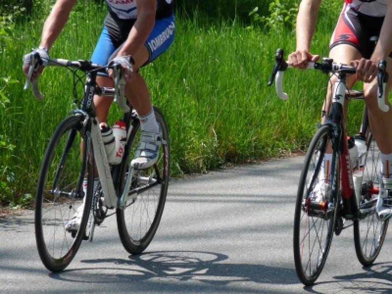 Bereits am Dienstag kam es im Theresianumweg zu einem Verkehrsunfall zwischen zwei Radfahrern. Am Abend, gegen 19:15 Uhr, fuhr ein 19-jähriger Fürstenfeldbrucker mit seinem Rad im Theresianumweg in Richtung Stadtmitte. Auf Höhe der Turnhalle wurde der junge Mann von einer Rennradfahrerin überholt.