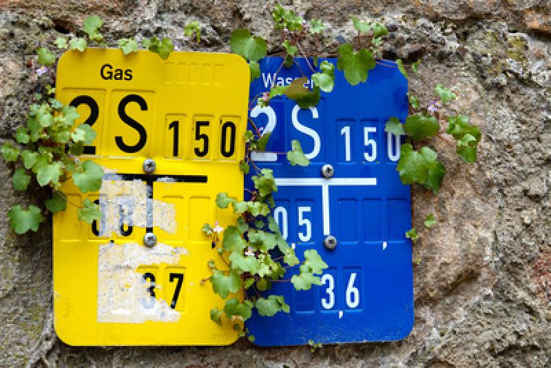 Montag gegen 13.15 Uhr trat im Bereich Asambogen Gas aus einer beschädigten Leitung und löste einen Großeinsatz von Rettungskräften aus. Arbeiter eines Subunternehmers der Telekom bohrten im Erdreich auf der Suche nach einem Glasfaserkabelanschluss und beschädigten dabei eine Gasleitung. 