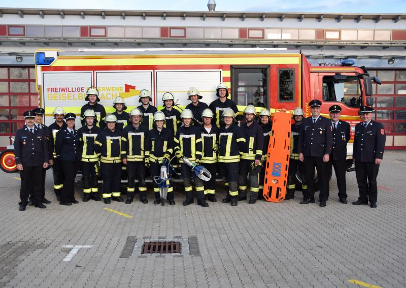 Am vergangenen Freitag den 17. Mai 2019 konnten zwei Gruppen zu je neun aktiven Einsatzkräften der Feuerwehr Geiselbullach das Leistungsabzeichen THL mit großem Erfolg ablegen. Unter den wachsamen Augen der vier Prüfer von der Kreisbrandinspektion des Landkreises Fürstenfeldbruck zeigten die Kameraden zwei fehlerfreie Prüfungsdurchgänge. 