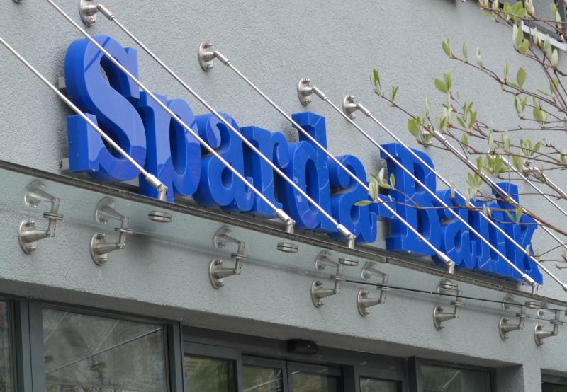 Am Dienstag gegen 17.45 Uhr betrat ein bislang unbekannter Täter die Sparda-Bank in der Arnulfstraße in München. Dort forderte er nonverbal die Herausgabe von Bargeld, indem er einen beschriebenen Zettel vorzeigte, dessen Text seine Forderung nach Geld ausdrückte sowie eine Drohung durch eine angeblich mitgeführte Bombe. 