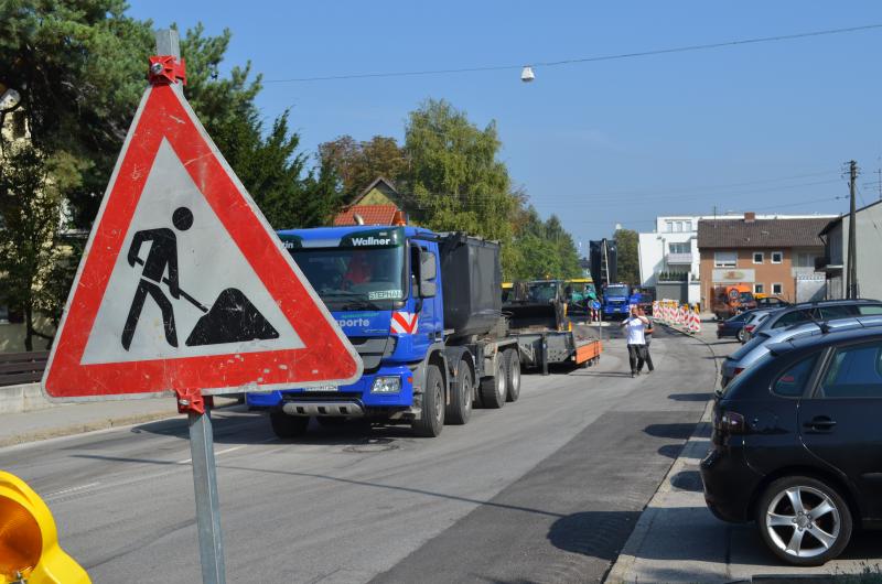 Die Staatsstraßen 2069 und 2345 sowie der Kreisverkehr am Roßhaupter Platz in Olching sind in einem bedauernswerten Zustand. Abgesenkte und aufgebrochene Bereiche in der Teerdecke sind kein Einzelfall, die Pflastersteine am Kreisverkehr sind nicht mehr in Takt und Teerhügel an den Ausfahrten stellen ein Sicherheitsrisiko für Rad- und Motorradfahrer dar. 