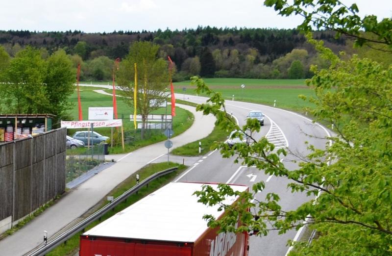 Am Freitagabend ist ein Motorradfahrer auf der B 471 im Landkreis Fürstenfeldbruck schwer verunglückt. Der 56-jährige Kradfahrer war auf der Bundesstraße unterwegs, als er gegen 18:45 Uhr vor einer langgezogenen Linkskurve im Gemeindebereich von Schöngeising mehrere Fahrzeuge überholte. 