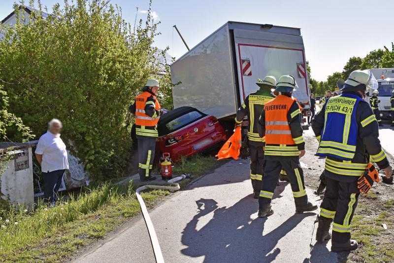 Donnerstag gegen 09:00 Uhr kam es auf der Augsburger Straße, zwischen den beiden Kreisverkehren, zu einem Verkehrsunfall zwischen einem Lkw und einem Pkw. Beide Insassen wurden dabei verletzt, teilweise sogar schwer. Der Unfallhergang ist jedoch aufgrund verschiedener Aussagen bisher unklar. 