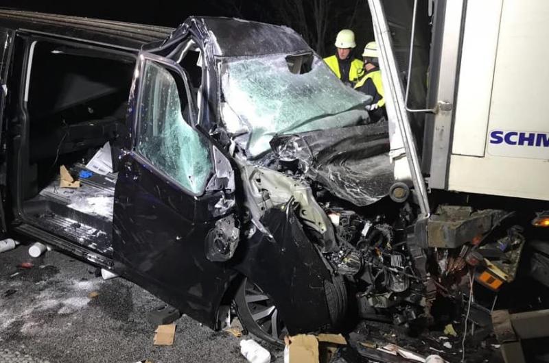 - Bei einem Verkehrsunfall auf der Eschenrieder Spange wurde in der Nacht der Fahrer eines Multivan schwer verletzt. Kurz vor Mitternacht meldeten Verkehrsteilnehmer, dass sich ein Unfall zwischen einem LKW und einem VW Multivan ereignete habe.
