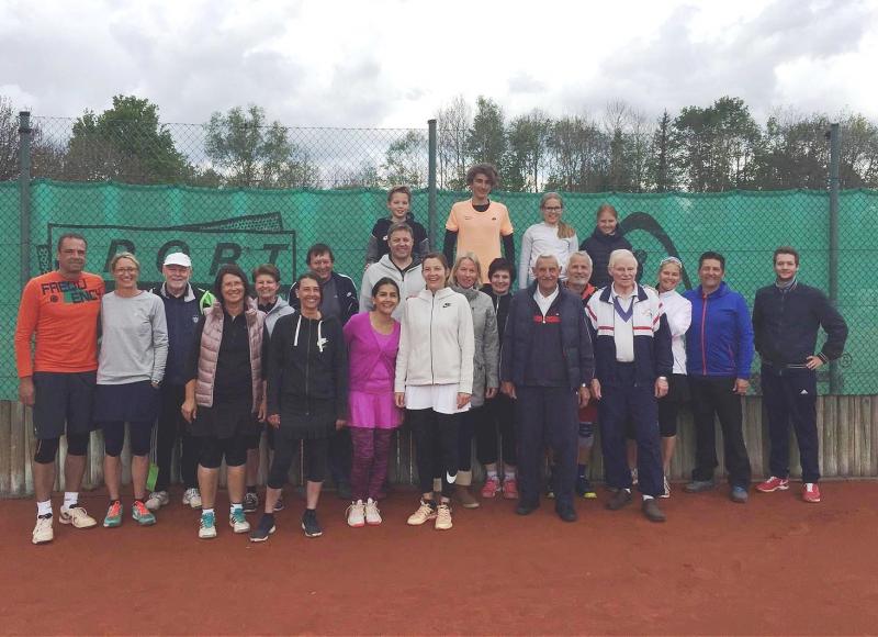 Die Mitglieder des Tennisclubs Eichenau ließen sich bei der offiziellen Saisoneröffnung trotz frostiger Temperaturen die Lust am Tennis nicht verderben. Warm eingepackt traten sie zum traditionellen Antennis-Schleiferlturnier auf der für die Sommersaison herausgeputzten Anlage an. Die Sonne belohnte die tapferen Sportler mit wärmenden Strahlen, gute Laune stellte sich durch die Freude am Lieblingssport von selbst ein. 