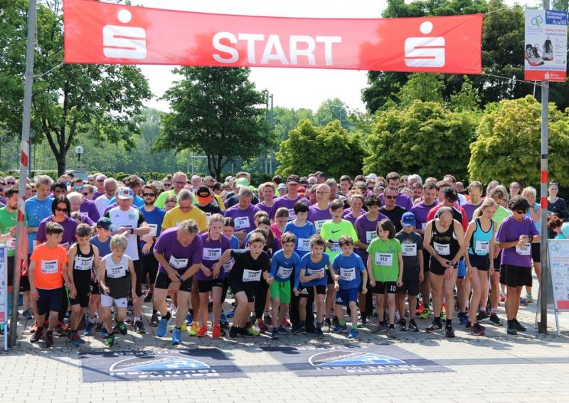 320 Läuferinnen und Läufer begaben sich am 19.Mai 2019 auf die Strecke, die Kinder auf eine 1km-Distanz, die Erwachsenen liefen 3,3 km, 6,7 km oder eine 10 km-Strecke. Bei angenehmen Temperaturen starteten zuerst die Kinder unter großer Anfeuerung durch Eltern und Freunde.  