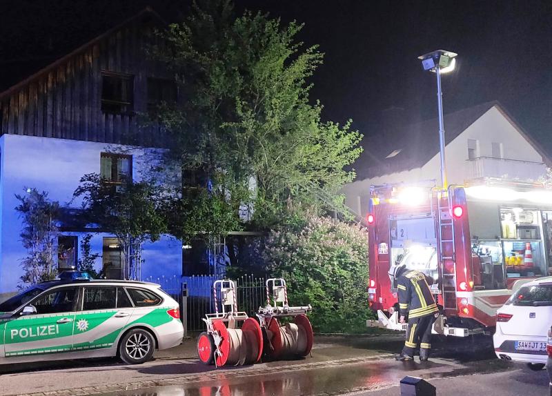 Die  Feuerwehren aus Olching und Esting wurden am späten Donnerstagabend zu einem vermeintlichen Wohnungsbrand in einem Mehrfamilienhaus in die Olchinger Waxensteinstraße alarmiert. Beim  Eintreffen der Rettungskräfte drang Rauch über ein Fenster der Souterrainwohnung. 