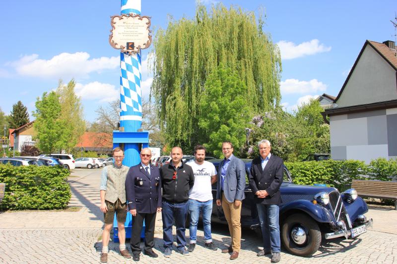 Die Städtepartnerschaft Olchings mit der französischen Stadt Feurs blickt bereits auf eine 56-jährige Geschichte zurück. Anlässlich des diesjährigen offiziellen Delegationsbesuchs im Juni wird ein alter bayerischer Brauch nach Frankreich exportiert: das Maibaumaufstellen.