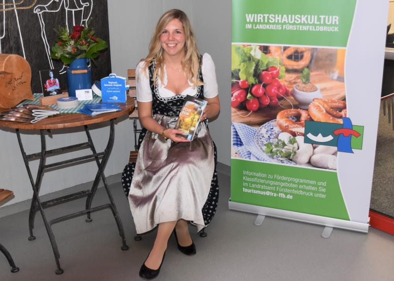 Julia Kiendl, Tourismusbeauftragte des Landratsamts Fürstenfeldbruck bewirbt auf der 2. Regionalkonferenz die Qualitätssiegel für regionale und traditionsbewusste Gastronomie.
