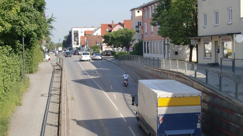 Zu Irritationen kam es am Montag im Rahmen der Mitgliederversammlung der Raiffeisenbank in Gilching. Nachdem Vorsitzender Wolfgang Schneider erklärt hatte, rund 230000 Euro Gewerbesteuer an die Kommune abgeführt zu haben und nun wissen wollte, was damit geschehe, ergriff Bürgermeister Manfred Walter das Wort.