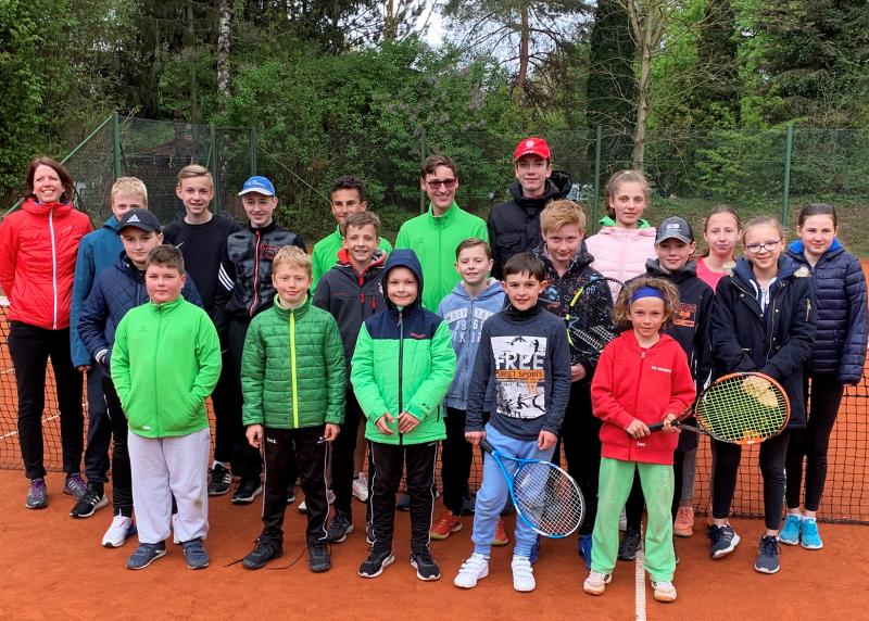 Am Wochenende des 27. und 28. Aprils fanden auf der Anlage des Tennisclub Olching e.V. die diesjährigen Jugendclubmeisterschaften statt. Bei kühlen Temperaturen kämpften 22 Kinder und Jugendliche zwischen 8 und 15 Jahren in vier Altersgruppen um den Titel. 