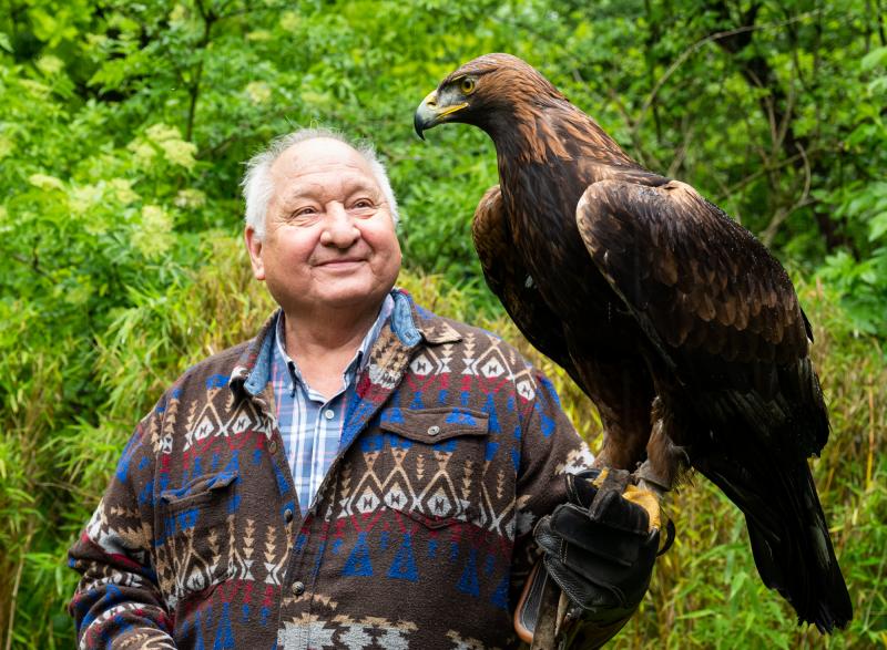 „Wir müssen den Blick des Adlers einnehmen, um die richtigen Entscheidungen für die folgenden Generationen zu treffen“, dies ist nach einer Weisheit der indianischen Irokesen das Motto einer einzigartigen Idee. Der Vogelpark Olching hatte Mitte Mai die große Ehre, Tom Porter, einen Häuptling der Mohawks vor Ort als neuen Botschafter in das Team „Eaglewings protecting the Alps“ aufzunehmen.