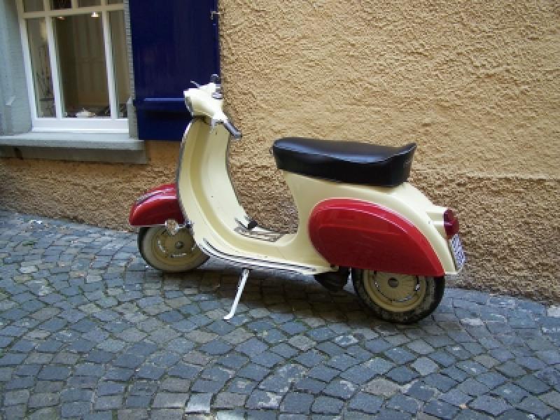 Als am Dienstagabend eine 48-jährige Vespafahrerin zu ihrem geparkten Roller zurückkam, fand sie diesen beschädigt vor. Der Roller stand vor dem Krankenhaus in der Josef-Spital-Straße am Fahrbahnrand und wurde in der Zeit von 18:30 Uhr bis 20:00 Uhr vermutlich von einem ausparkenden Pkw umgefahren. 