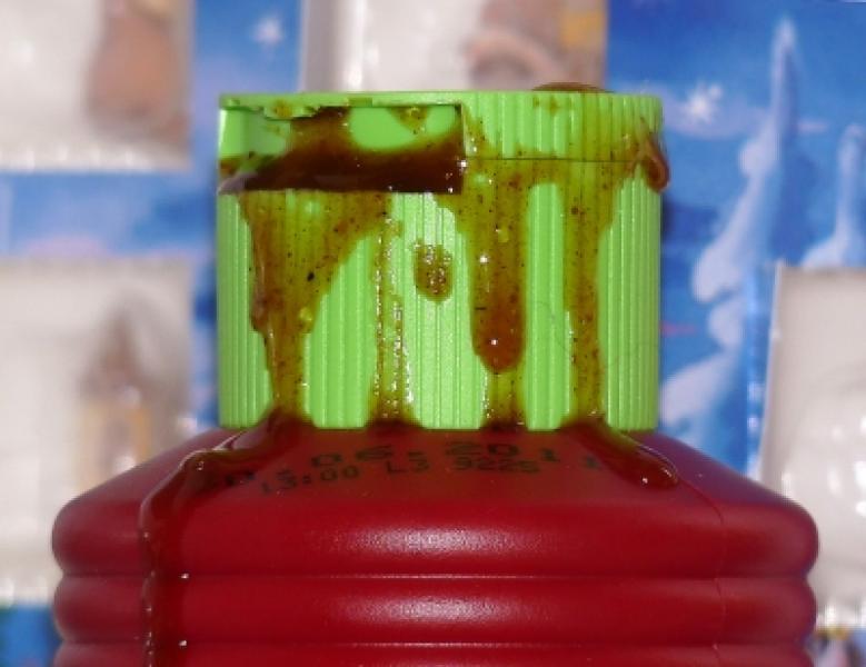 Gestern kam es gegen 15.15 Uhr zu einem Betriebsunfall der außergewöhnlichen Art im Lager einer Firma in der Eichenau. Aus einem dortigen Regal war zunächst eine große Ketchup-Flasche zu Boden gefallen und in der Folge ergoss sich deren Inhalt auf den Boden. 