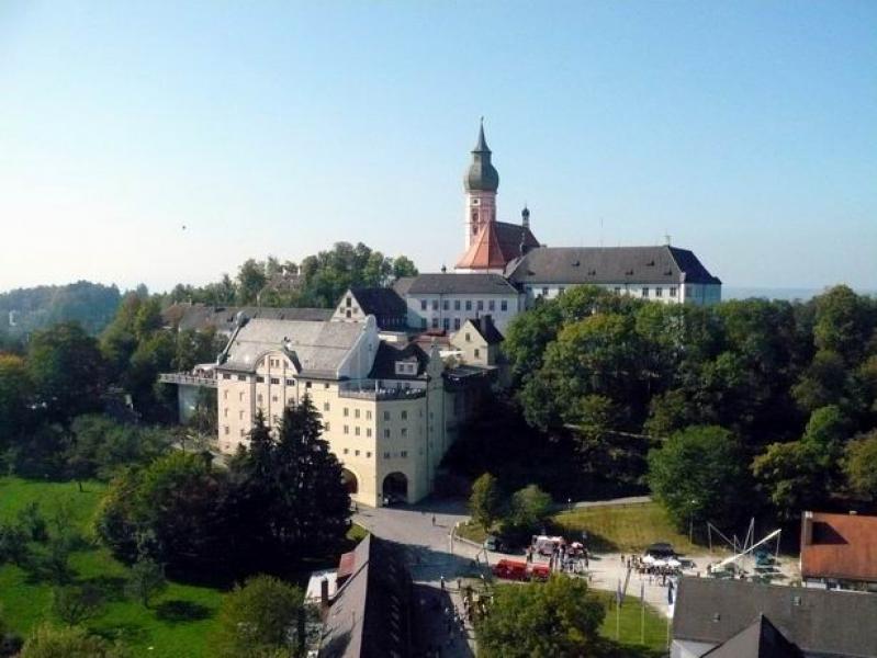 – Unter dem Motto „Entdeck´ den Mönch in Dir“ laden die Benediktiner junge Männer zwischen 16 und 26 Jahren vom 27. Juli bis 3. August ein, gemeinsam im Kloster Andechs für eine Woche im Wechsel von Gebet, Arbeit und täglichen Impulsen aus Heiliger Schrift und benediktinischer Spiritualität zu leben. 