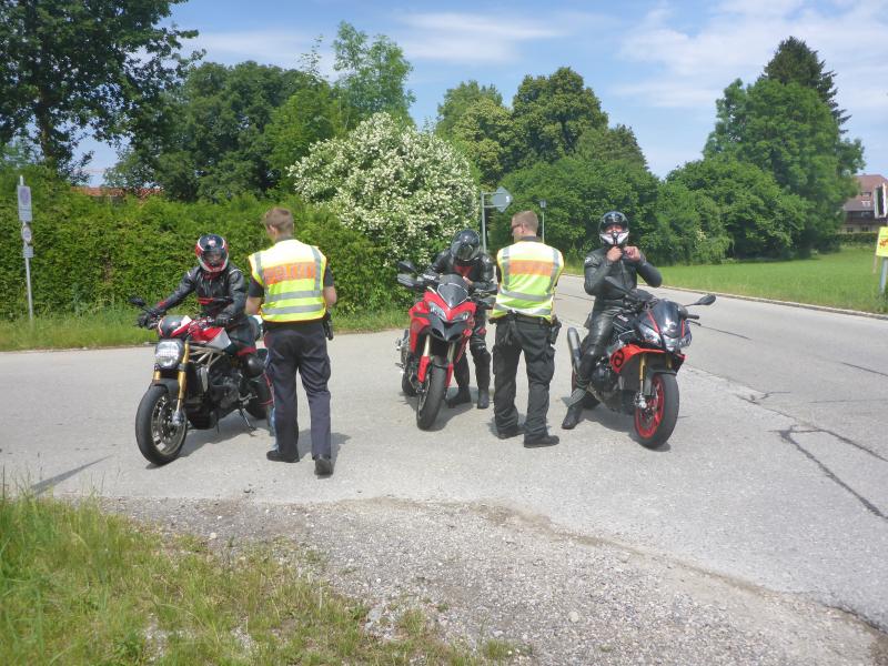 Am letzten Donnerstag führte die Polizei Fürstenfeldbruck mit Unterstützung der Kontrollgruppe Motorrad des Polizeipräsidiums Oberbayern Nord eine Schwerpunktkontrolle bei Kradfahrern durch. Die Kontrolle fand an der Kreisstraße FFB 6 in Grafrath, im Ortsteil Mauern, statt, einer beliebten Motorradstrecke zum Ammersee, die aber auch gerne als Rennstrecke missbraucht wird.