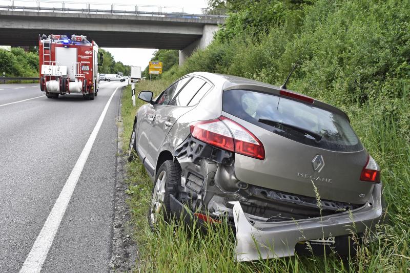 Letzten Mittwoch gegen 17.00 Uhr ereignete sich auf der B 471 ein schwerer Verkehrsunfall. Zwischen Fürstenfeldbruck und Emmering geriet ein 60-jähriger Maisacher mit seinem PKW aus bislang ungeklärter Ursache in den Gegenverkehr.