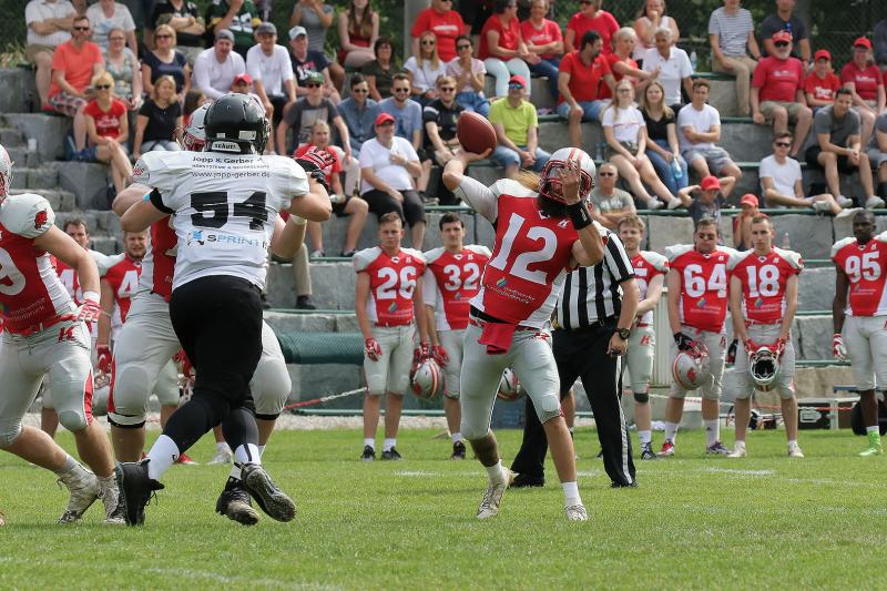 Vergangenen Sonntag beendete die Herrenmannschaft der American Football Abteilung des TuS Fürstenfeldbruck die Hinrunde mit einem 28:7 Heimsieg. Vor knapp 500 Besuchern holten die Fursty Razorbacks gegen die Würzburg Panther den fünften Sieg im fünften Spiel an die Amper.