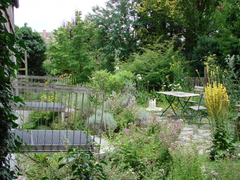 – Öffentliche Parkanlagen sind problemlos zu besichtigen, private Gärten dagegen blühen oft nur im Verborgenen. Aber gerade diese Gärten sind für den Gartenliebhaber besonders aufschlussreich. Denn durch den Besuch von unbekannten Anlagen erhält man eine Vielzahl von Anregungen und Ideen. 