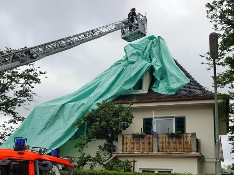 Am Pfingstmontag rollte ein schweres Unwetter über den östlichen Landkreis Fürstenfeldbruck. Besonders schwer traf es die Große Kreisstadt Germering. Bereits wenige Minuten nach dem Unwetter gingen die ersten Anrufe bei der Feuerwehr ein. Neben vereinzelt umgefallenen Bäumen oder überschwemmten Räumen gab es fast ausschließlich kaputte Dachfenster und defekte Dächer.
