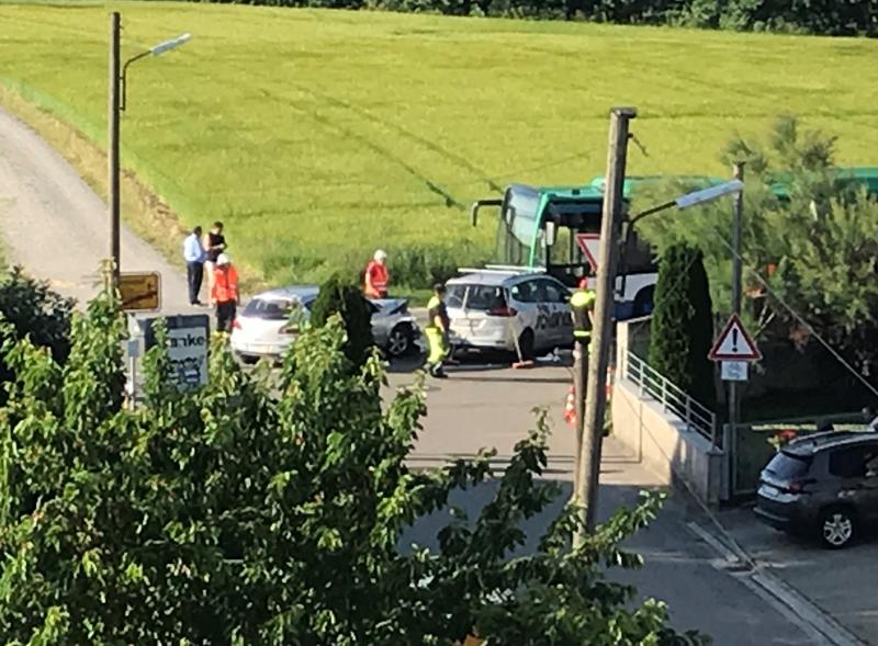 Am Montagabend kam es auf der B2 bei Puch zu einem schweren Verkehrsunfall, bei dem die Unfallbeteiligen teilweise schwer verletzt wurden. Der Unfall ereignete sich um 17:45 Uhr, nachdem ein 62-jähriger Penzinger unter Missachtung der Vorfahrt mit seinem VW in den Kreuzungsbereich einfuhr und dabei mit einer 53-jährigen Fürstenfeldbruckerin kollidierte, die mit ihren Toyota auf der B2 Richtung Mammendorf unterwegs war.